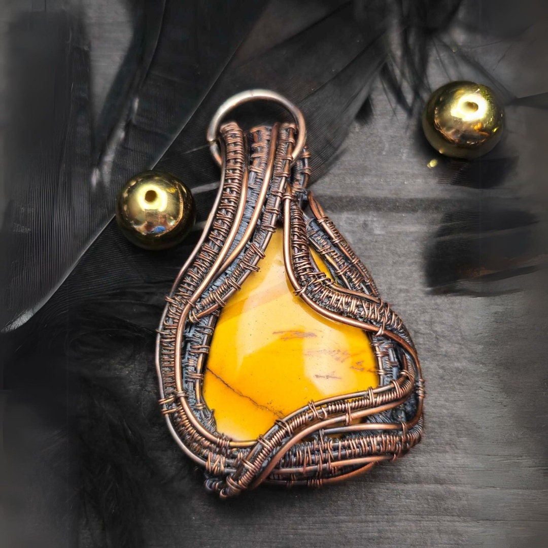 Reversible Yellow Jasper Pendant – Handcrafted in Healing Copper Wire Weave