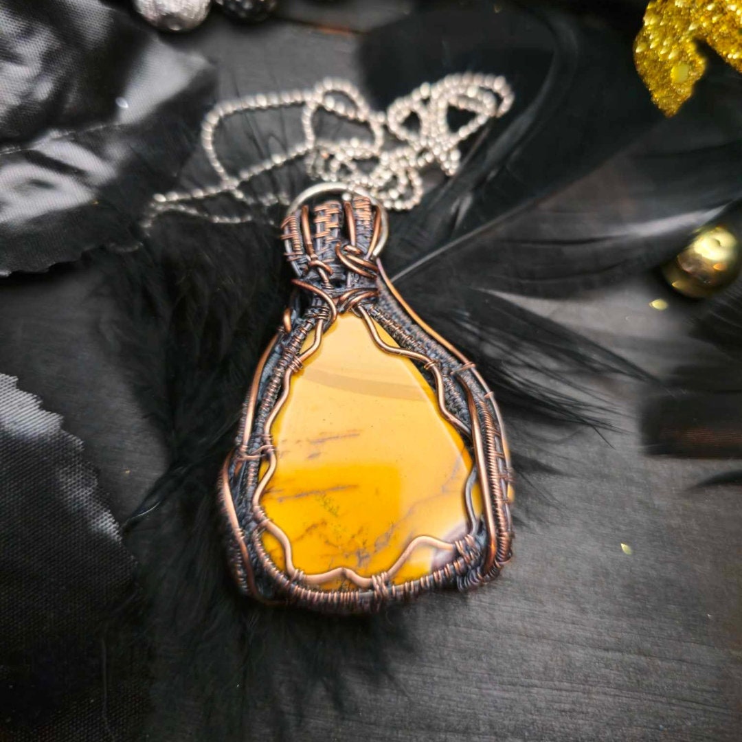 Reversible Yellow Jasper Pendant – Handcrafted in Healing Copper Wire Weave