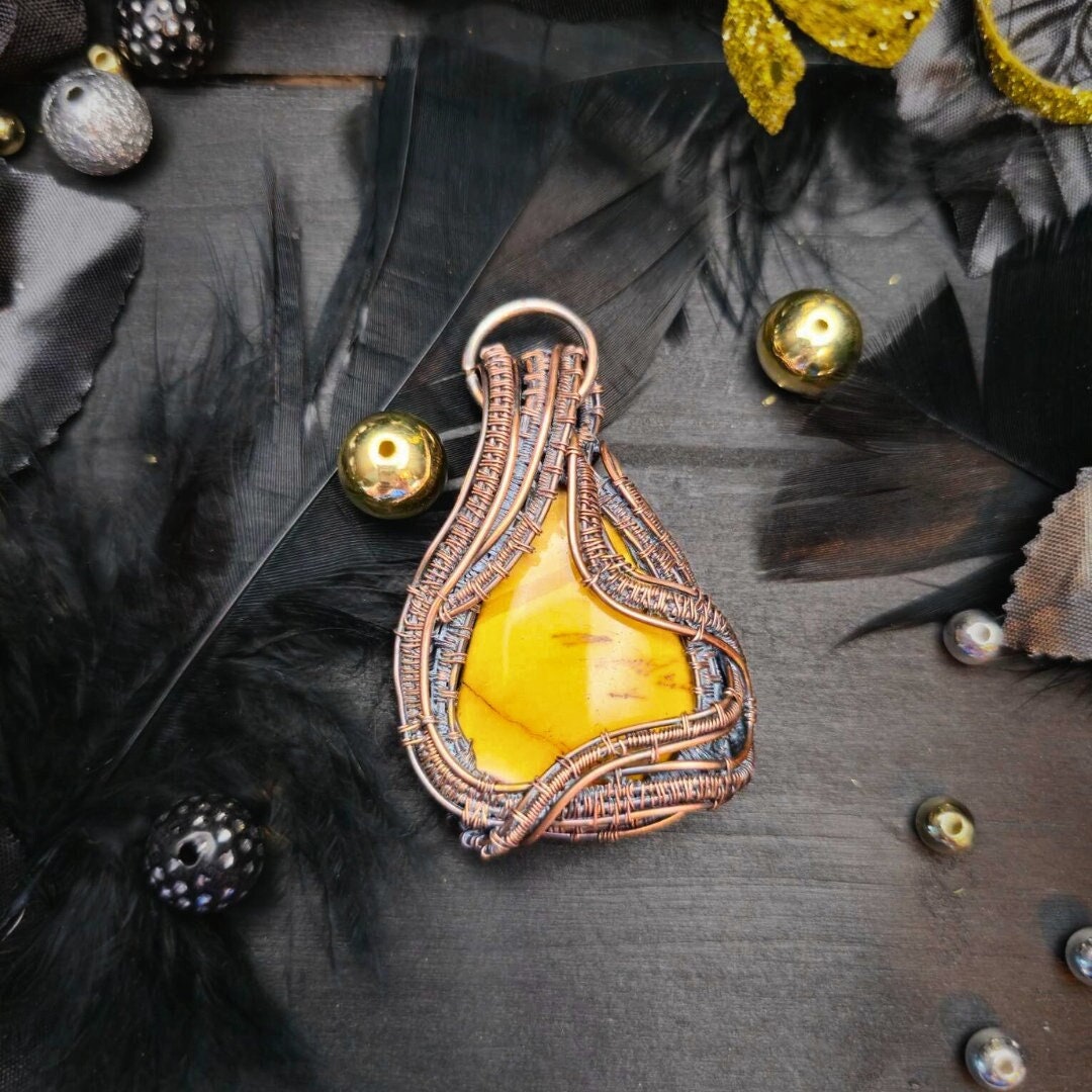 Reversible Yellow Jasper Pendant – Handcrafted in Healing Copper Wire Weave